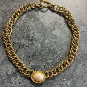 Money chofer with pearl